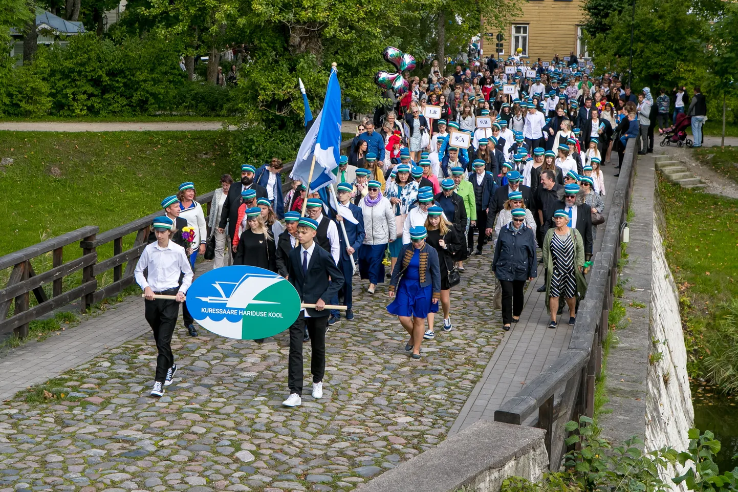Kuressaare Hariduse kooli 1. septembri rongkäik 2021. aastal.