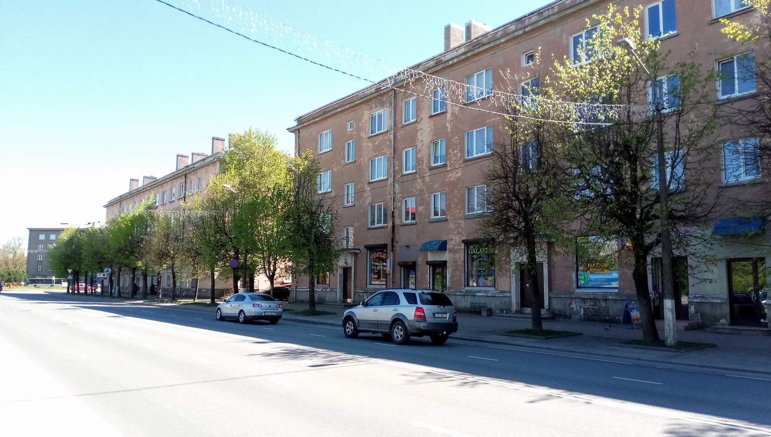 В домах в начале Таллиннского шоссе в Нарве расположены различные маленькие магазины и другие фирмы. Но припарковаться здесь нельзя.