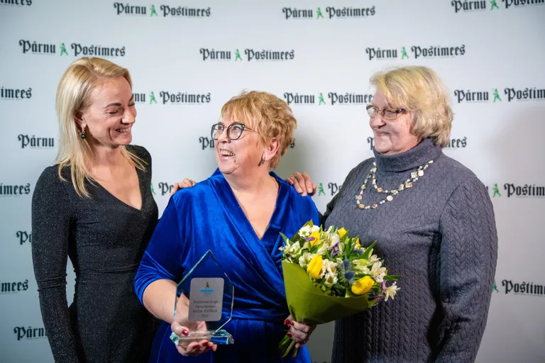 Postimees Grupi Pärnu kontori aasta töötaja Taimi Tõnismann (keskel) koos teiste klienditeeninduse meeskonna liikmetega.