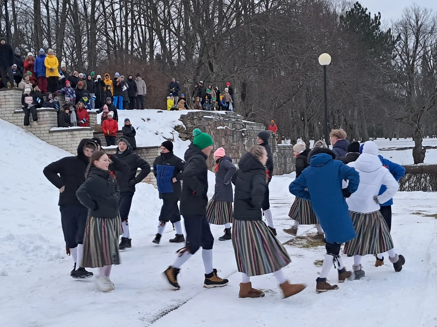 Lipuheiskamine Oru pargis. Toila gümnaasiumi tantsurühm.