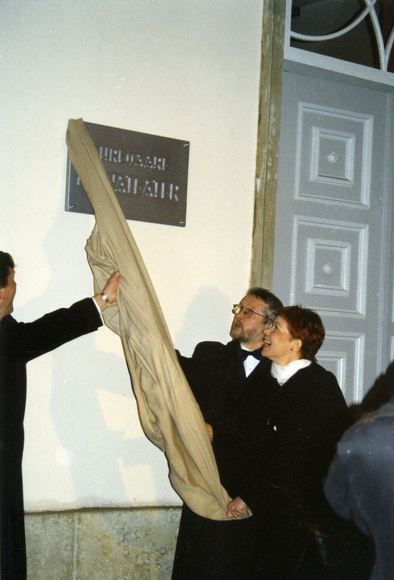 Katte eemaldamine teatrimaja sildilt: linnapea Jaanus Tamkivi, teatri direktor Väino Uibo ja kultuuriminister Signe Kivi 4.12.1999.