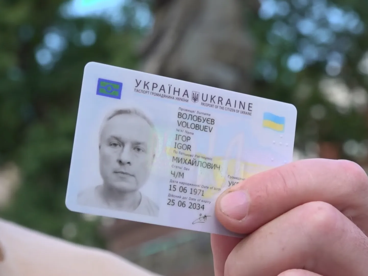 Бывший вице-президент "Газпромбанка" Игорь Волобуев показывает свой паспорт гражданина Украины. В 2022 году бизнесмен уехал из РФ в Украину, взял в руки оружие и пошел на фронт защищать страну, где он когда-то родился.