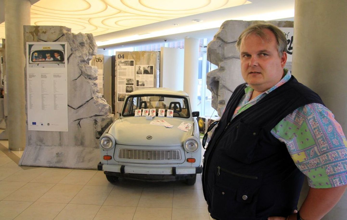 Euroopa Komisjoni Eesti esinduse meedianõunik Erkki Bahovski, Ida-Saksa Trabant ja Berliini müüri rusud näitusel Pärnu Keskuse aatriumis.