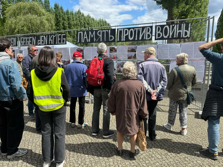 Антивоенные мероприятия в Трептов парке