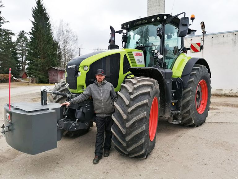Tänavu 40-aastaseks saav Janek alustas agrotehnikamudelite kogumisega 1990ndate keskel. Noormees töötas toona põllumajanduses traktorite peal ning teeb seda siiani.