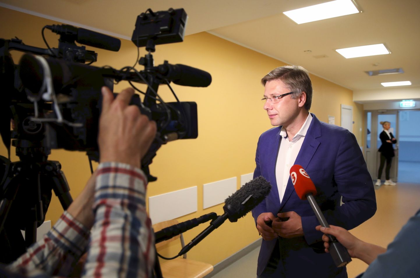 No Rīgas mēra amata atstādinātais Nils Ušakovs 6.vēlēšanu iecirknī Natālijas Draudziņas vidusskolā