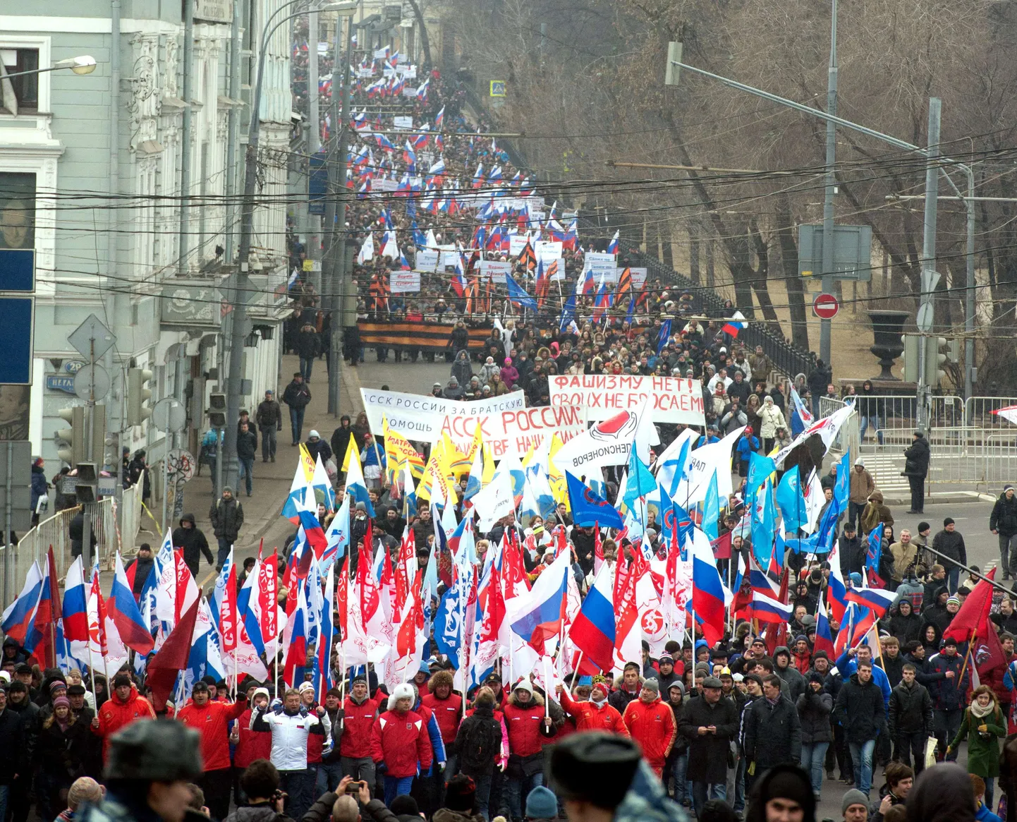 Kremlit toetavad aktivistid marssisid Moskvas Ukrainas elavatae venelaste toetuseks