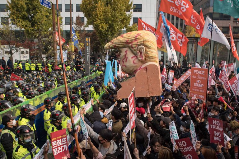Trumpi vastastest meeleavaldajad Soulis.
 