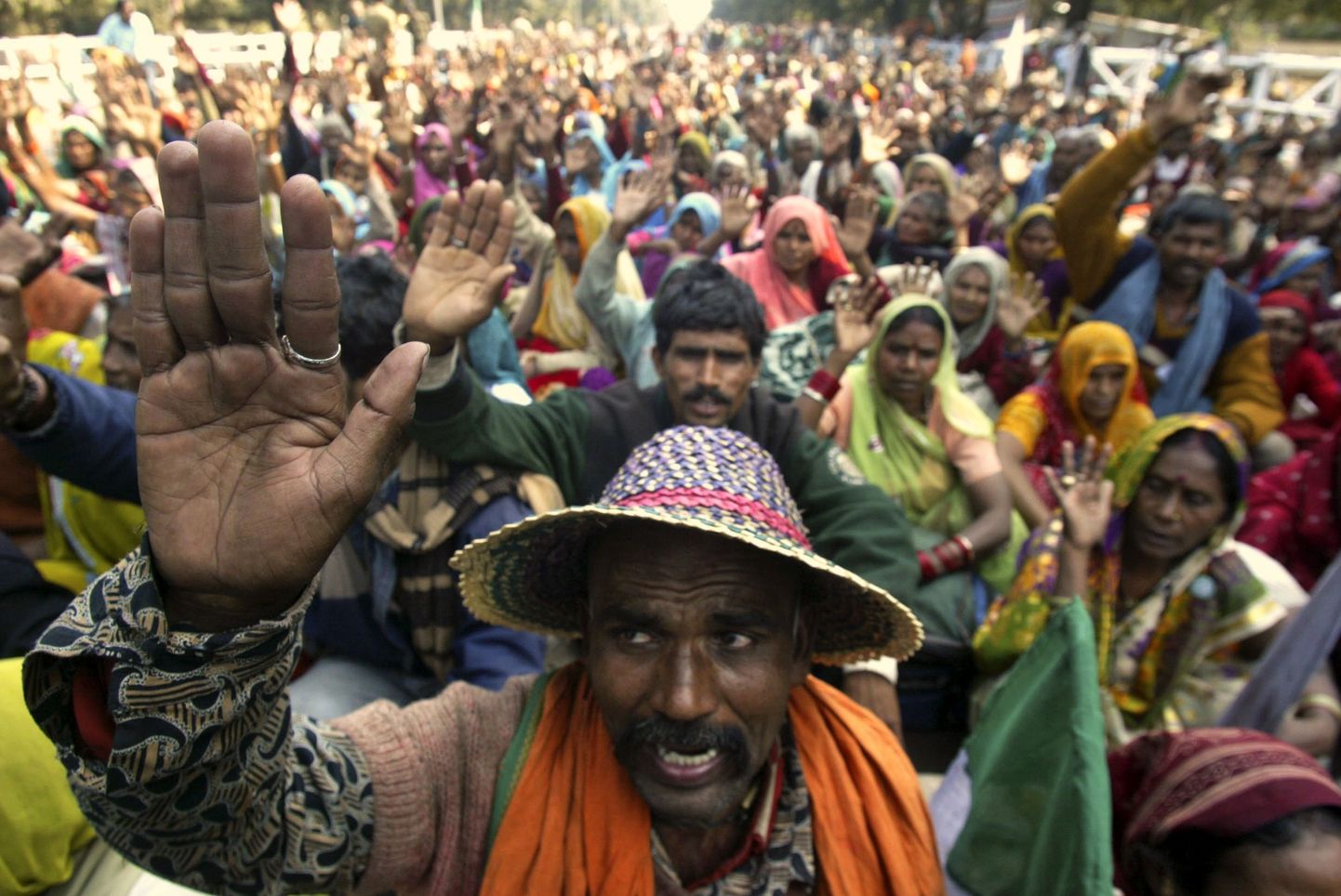 Indian farmers raise their hands as they protest against new industries which they say have been proposed to be built on agricultural land, in Bhubaneswar, India, Monday, Jan. 19, 2009. (AP Photo / Biswaranjan Rout) / SCANPIX Code: 436