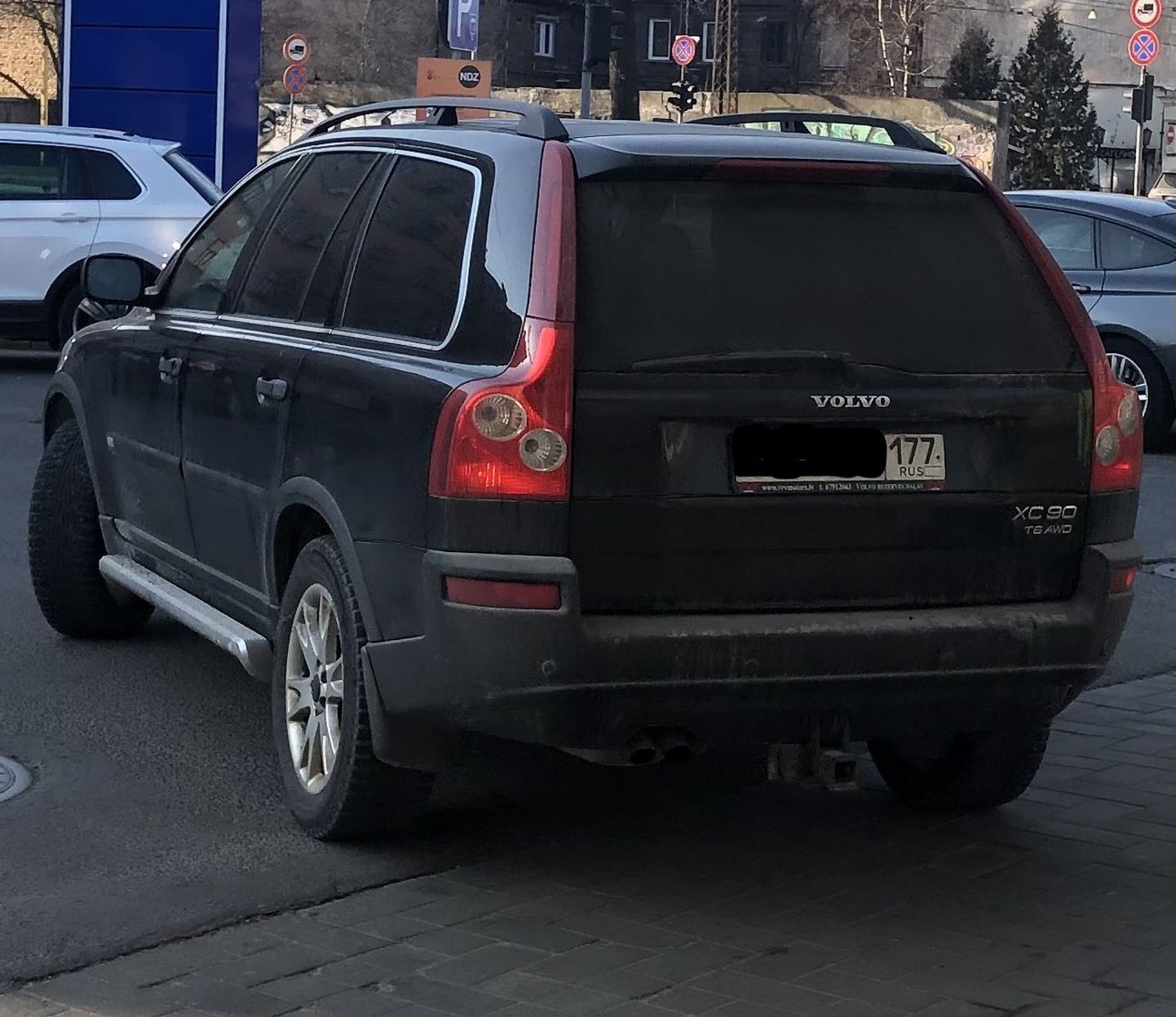 Vene numbrimärgiga sõiduautolt on kadunud riigilipp.
