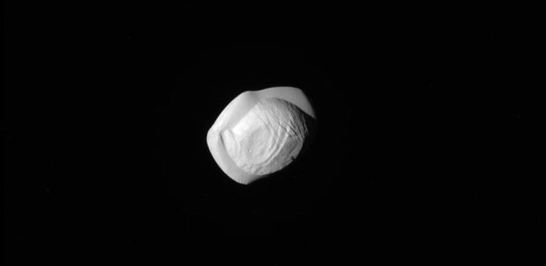 Saturni kuu Pan.