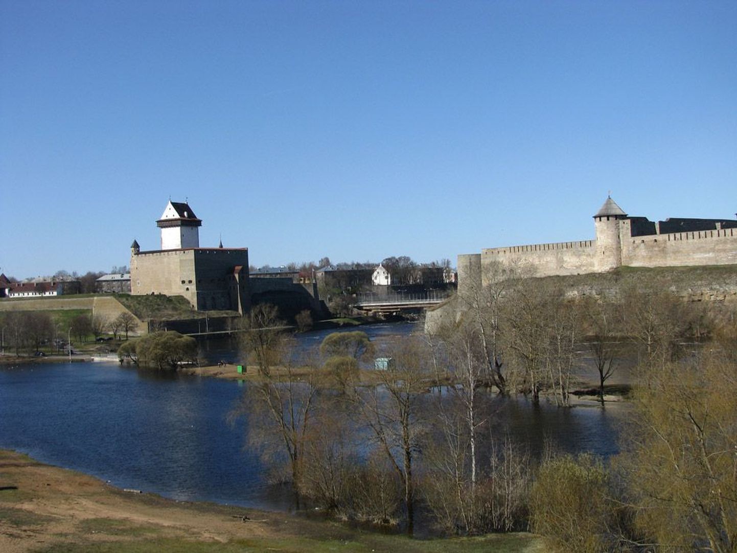 Вид на Нарвский замок и Ивангородскую крепость.