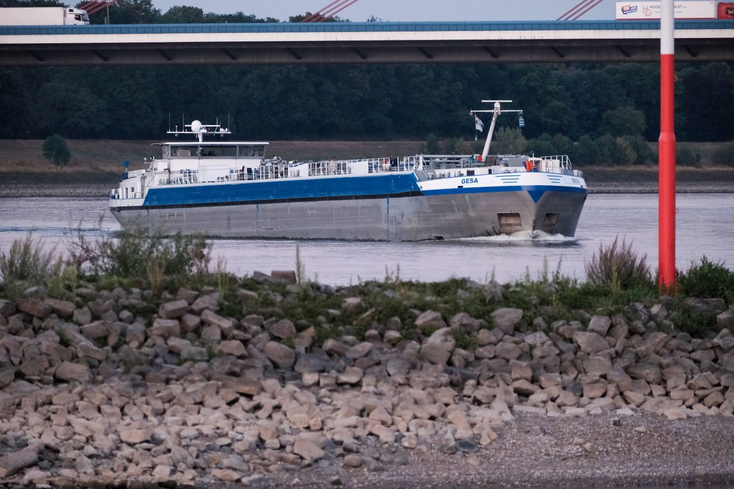 Rheini jõe madal veetase takistab laevaliikulust ja kaubavedu