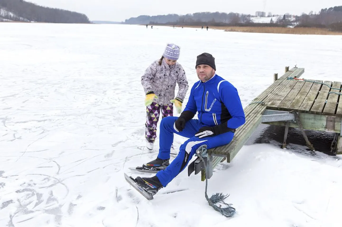 Emma-Lovise ja Indrek Kivilaan nautisid pühapäeval Viljandi järvel jäärõõme hoolimata sellest, et vahel kippus uisk aukudesse takerduma.