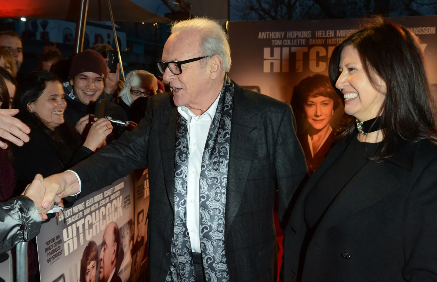 Sir Anthony Hopkins kätlemas filmifänne