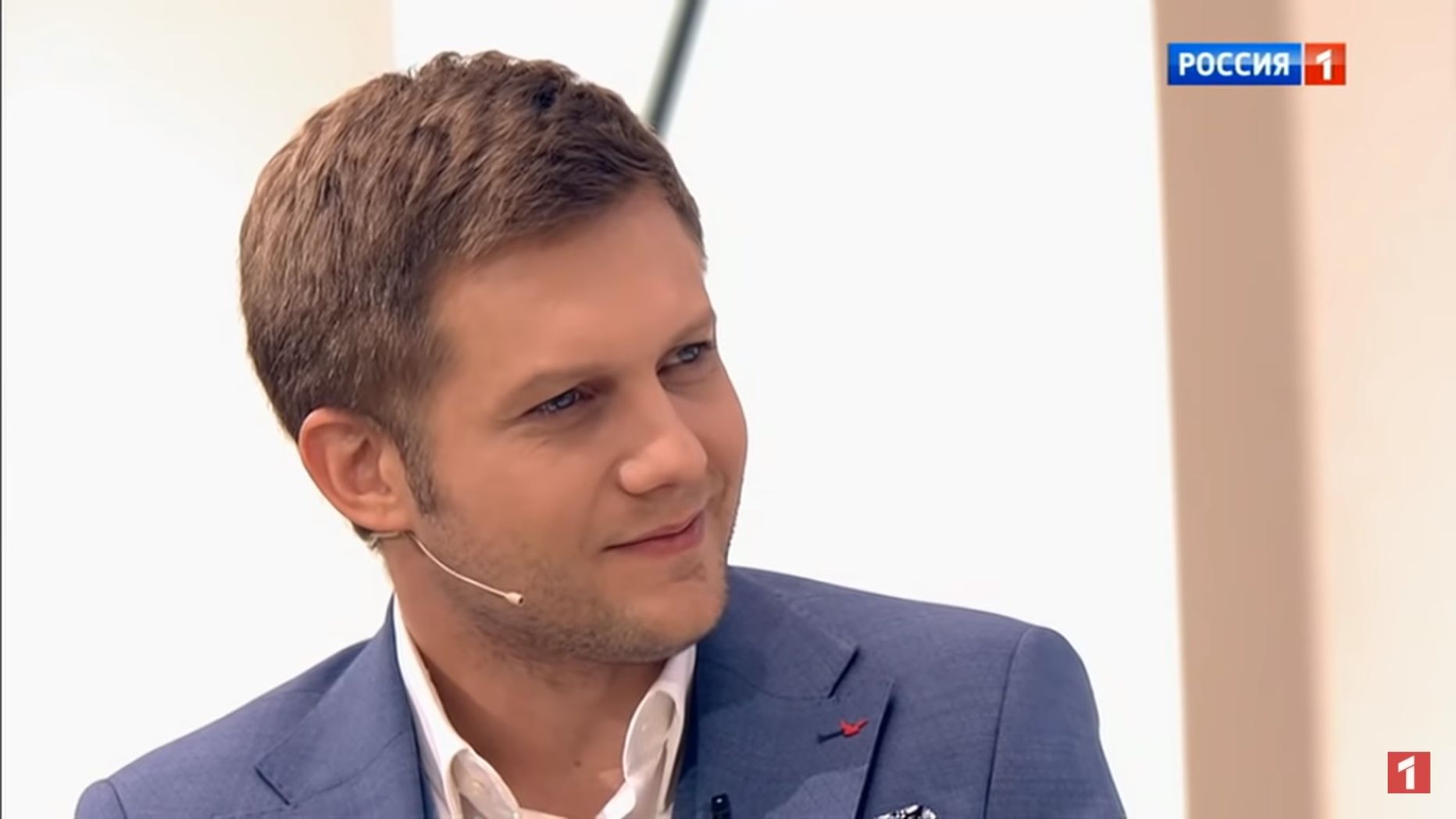 Человек ведет вебинар. Шеф повар эрнесто гонсалес. Человек ведущий запись исторических. Писатель за работой. Блоггер сток.