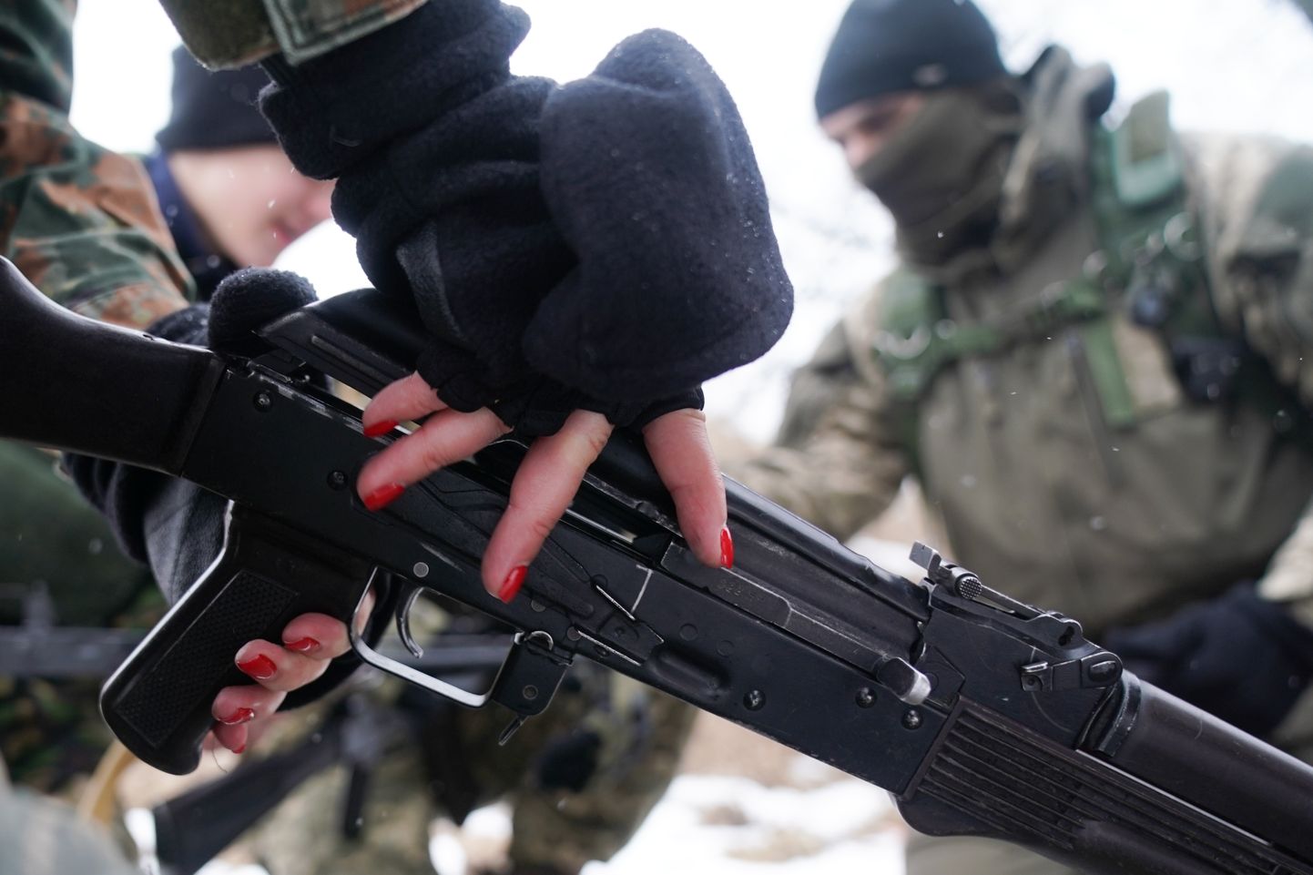 Ukrainas võitlev naine relvaga (esiplaanil)