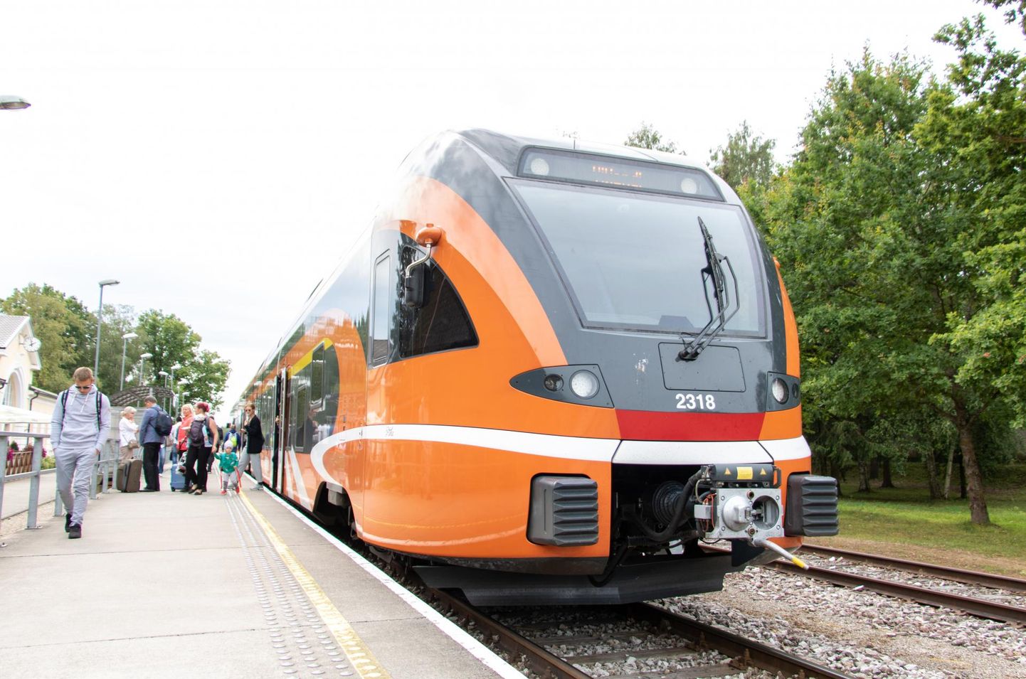 Rongiga saab Viljandist pealinna küll kiiremini ja odavamalt kui bussiga, aga rongid väljuvad siit harva.