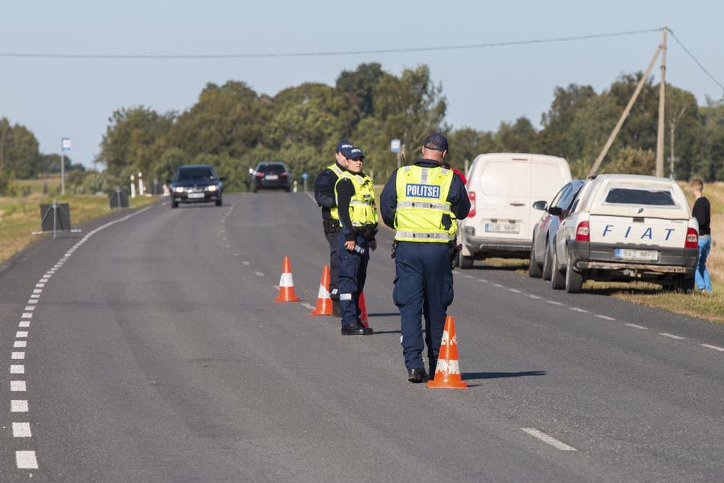FOTO: Pühapäeva ennelõunal panid politseinikud Vastemõisa lähedal tee äärde seisma kolm autot, mille juhtidel tuvastati joove.