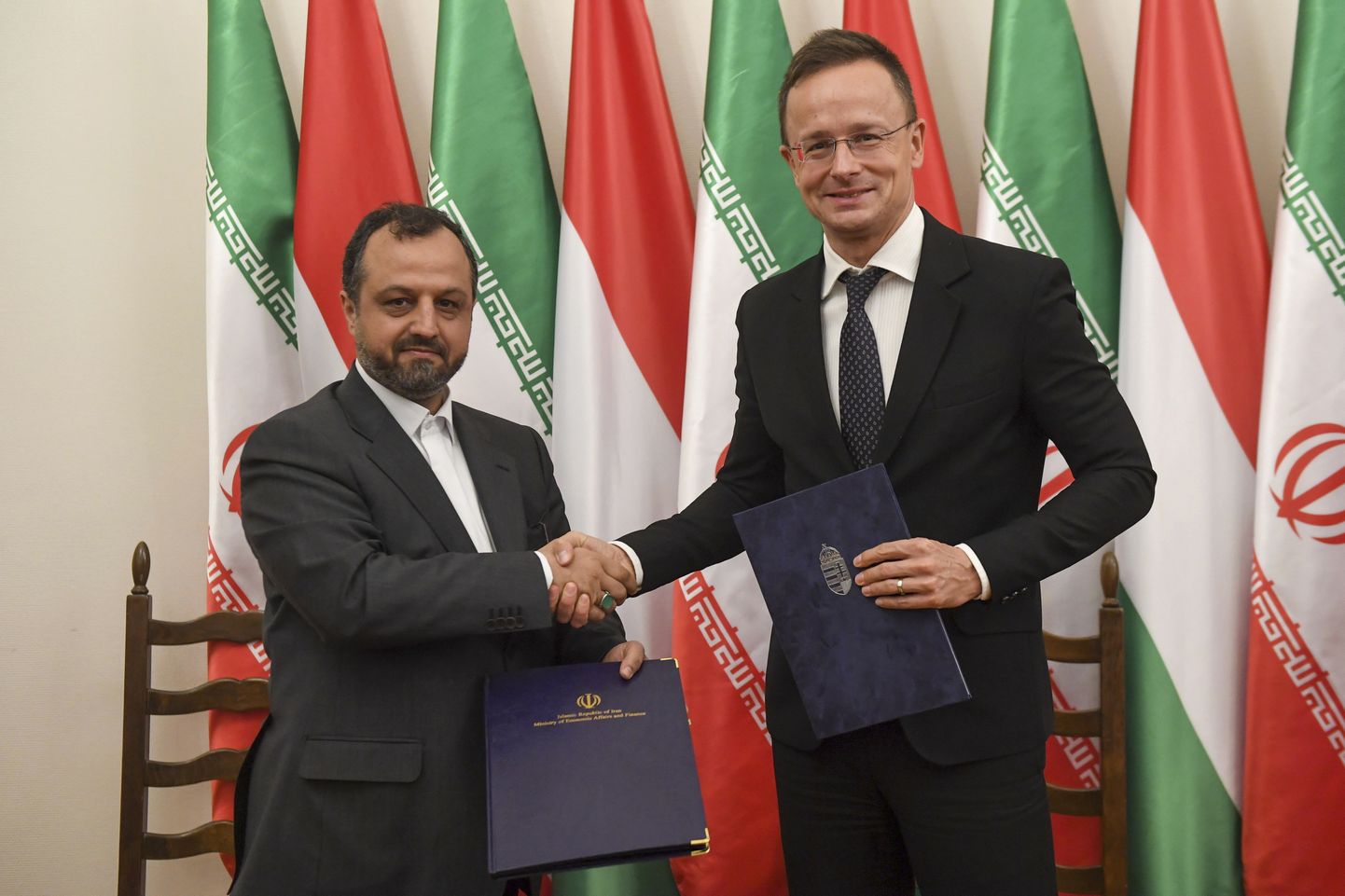 Iraani majandus- ja rahandusminister Ehsan Khandozi ja Ungari välis- ja kaubandusminister Peter Szijjarto surumas kätt pärast kolmanda Ungari-Iraani majanduskomitee koosoleku protokolli allkirjastamist Budapestis, Ungaris.