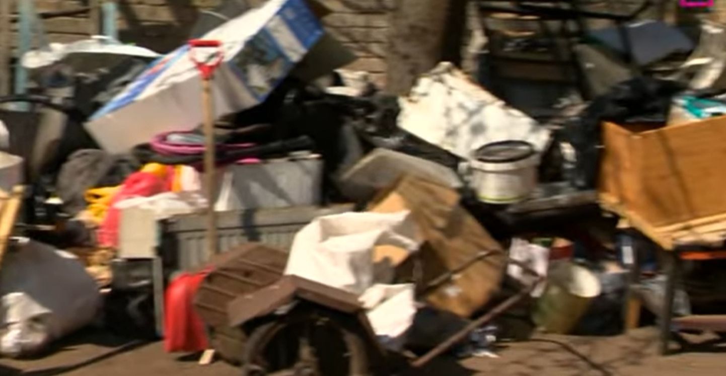 Терроризирует жителей и собирает мусор: во дворе дома в Риге поселился незнакомец