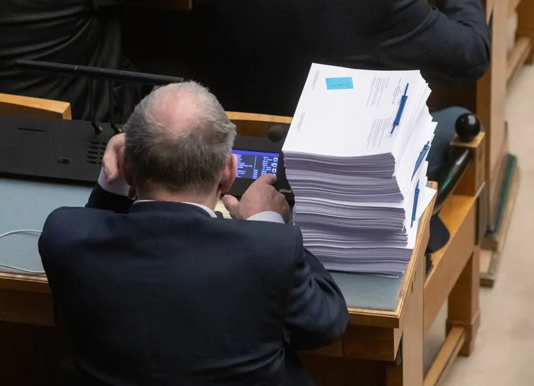 Abielureferendumi eelnõu vastu esitati rekordarv parandusettepanekuid selle toimumise takistuseks. Abielureferendumi teise lugemise lõpphääletus ja uued koalitsioonipartnerid Riigikogus. Peeter Ernits ja muudatusettepanekud.