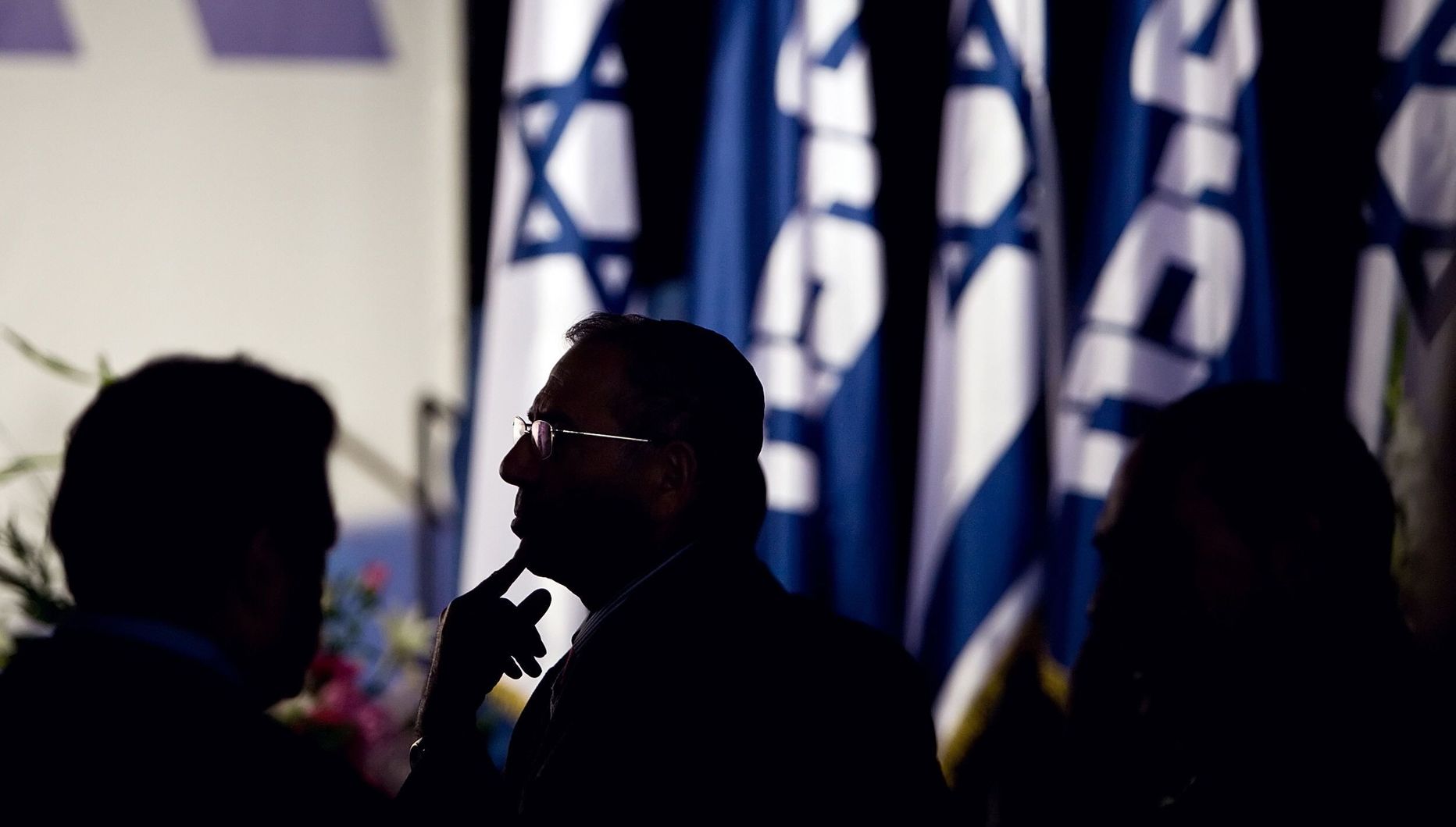 Likudi partei liige ootamas erakonna juhi Benjamin Netanyahu kõnet.