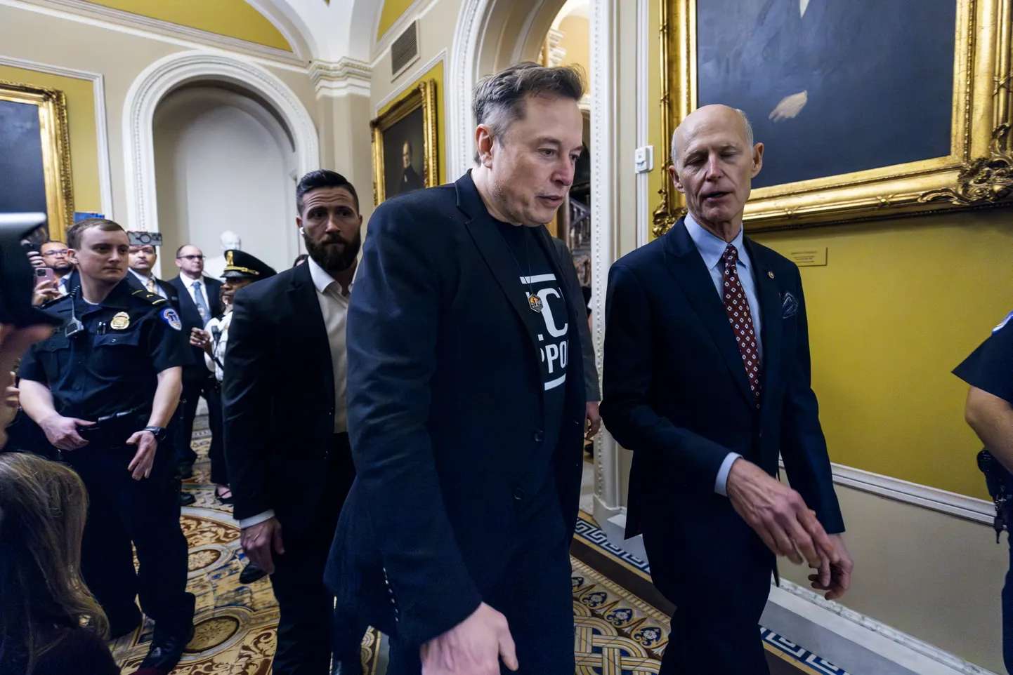5. märtsil 2025 külastas USA valitsuse tõhususe ministeeriumi (DOGE) esindaja Elon Musk Washingtonis Kapitooliumi, et kohtuda suletud uste taga senati vabariiklastega. See toimus pärast ülemkohtu otsust, mis lubas madalama astme kohtunikul anda korraldus Trumpi administratsioonile välisabi väljamaksmiseks.
