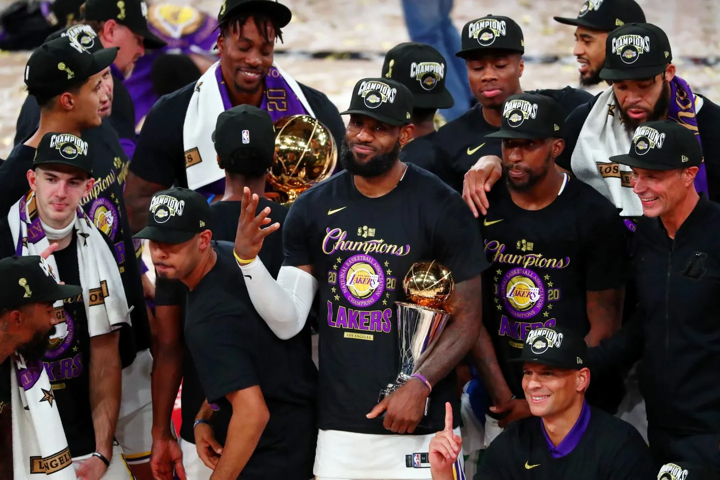 LeBron James näitab parema käe näppudega, mitu meistrisõrmust tal on.