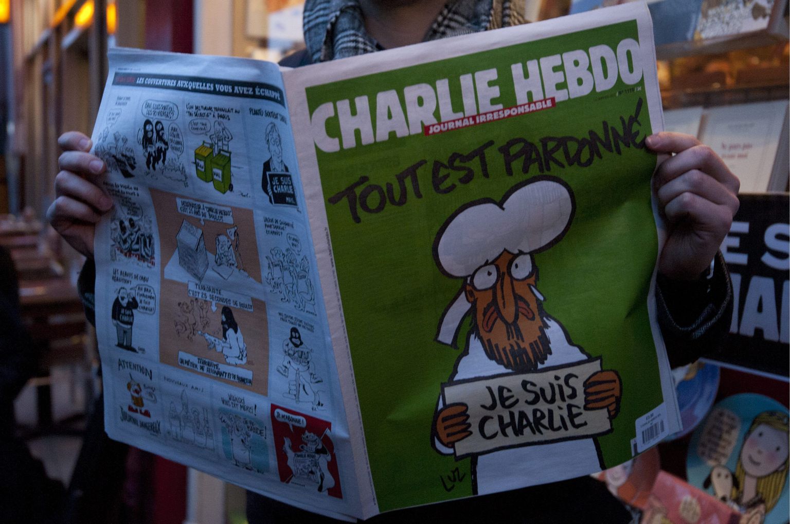 Номер журнала Charlie Hebdo. Снимок иллюстративный.