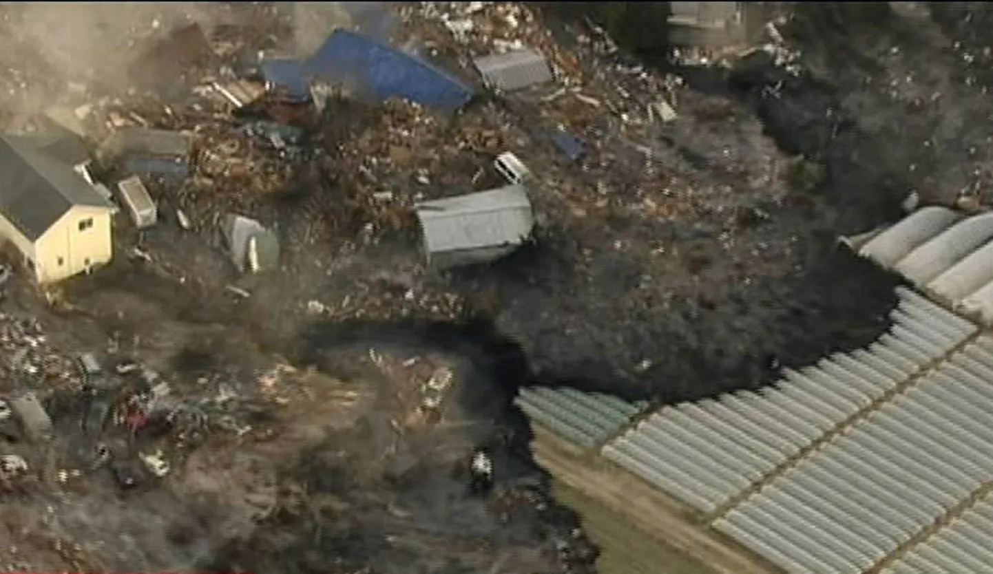 Tsunami tuli kui buldooser Sendai peale