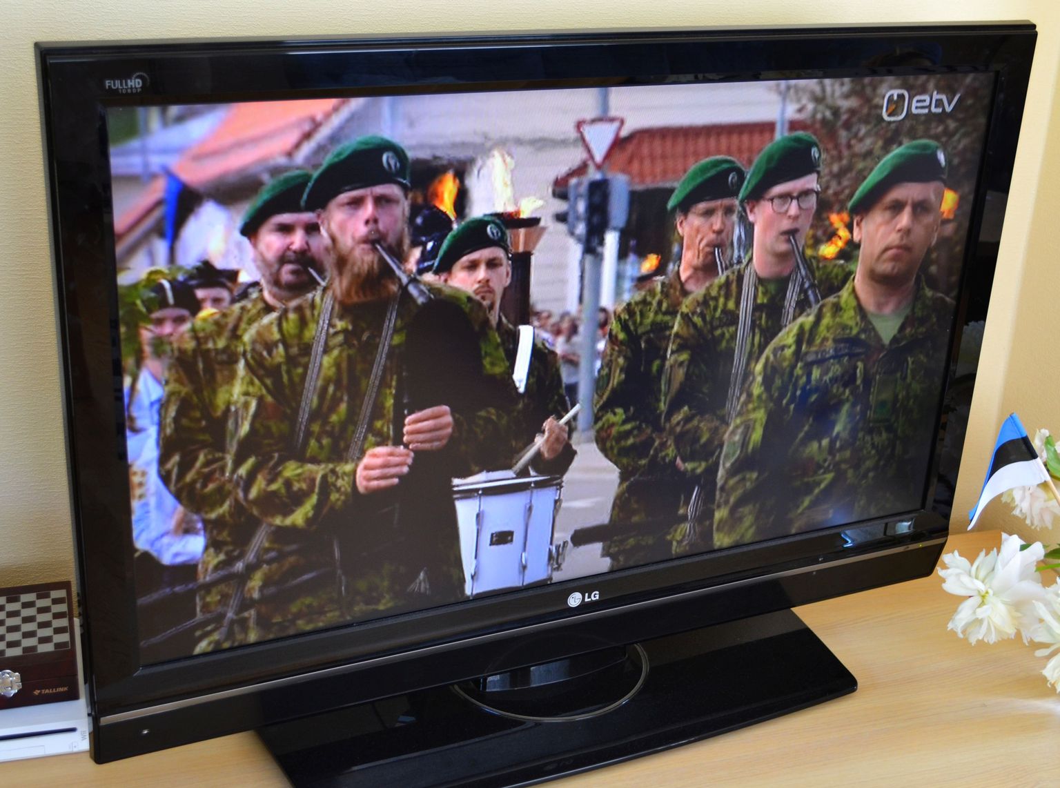 ETV otseülekandes oli kogu Eesti tunnistajaks ajaloolisele hetkele, kus Sakala maleva torupillimeeste rühm marssis Võrus peetud võidupüha paraadil tulekandjate rivi ees.