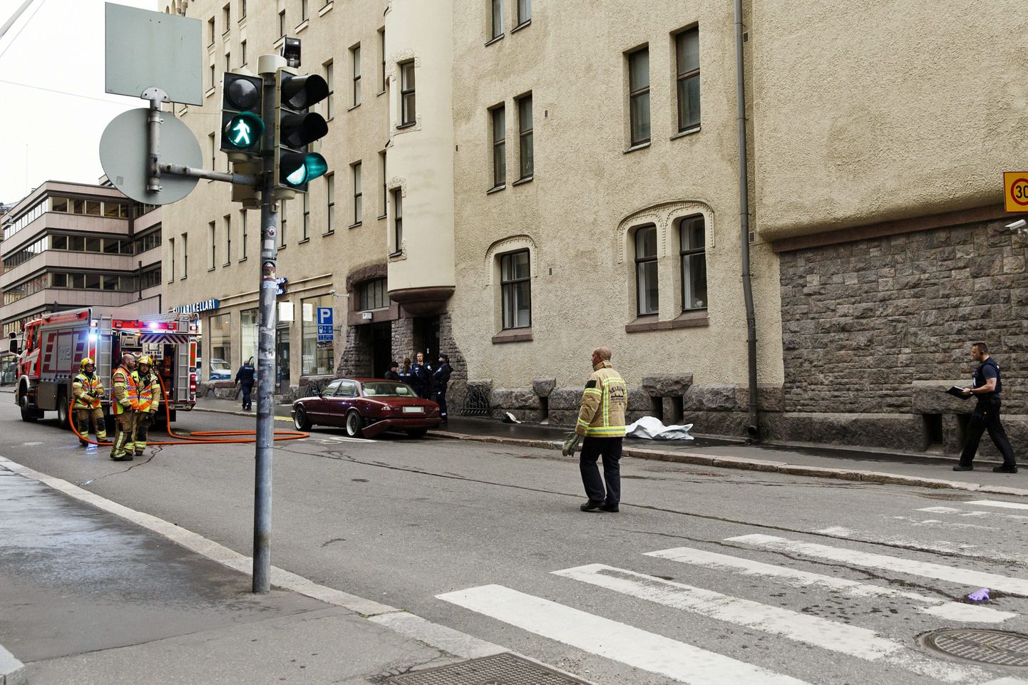 Полиция и пожарные на месте происшествия в Хельсинки. Иллюстративное фото.