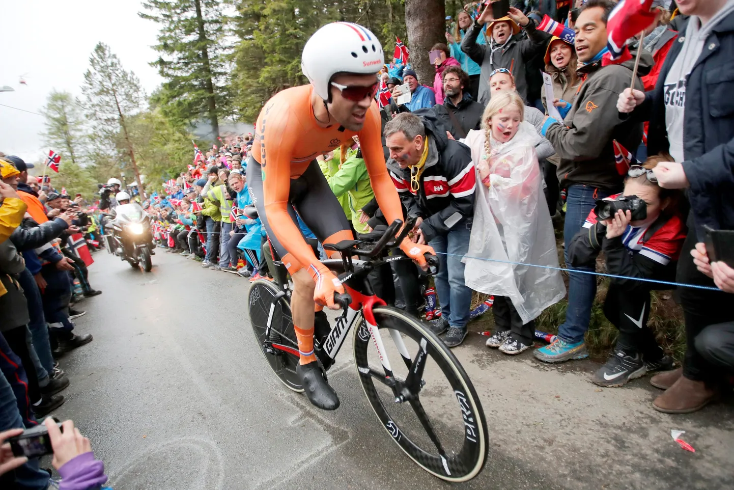 Tom Dumoulin võitis norras temposõidu MM-tiitli.