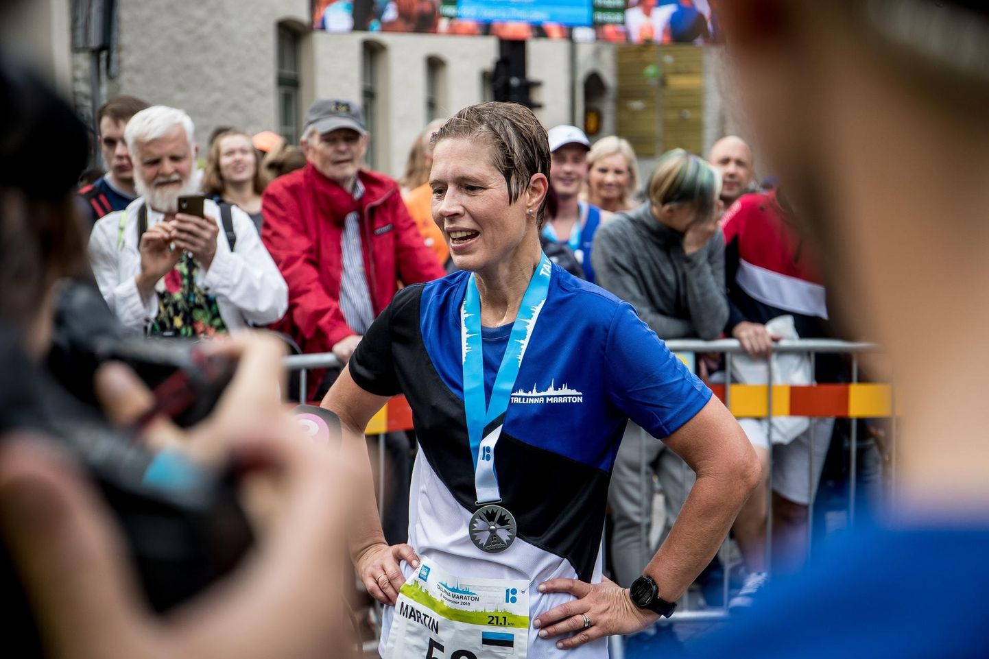 President Kersti Kaljulaid kandis üleeelmisel aastal Tallinna maratonil Rakvere disaineri Priit Verlini loodud jooksusärki ja sai kaela sama mehe tehtud osalejamedali.