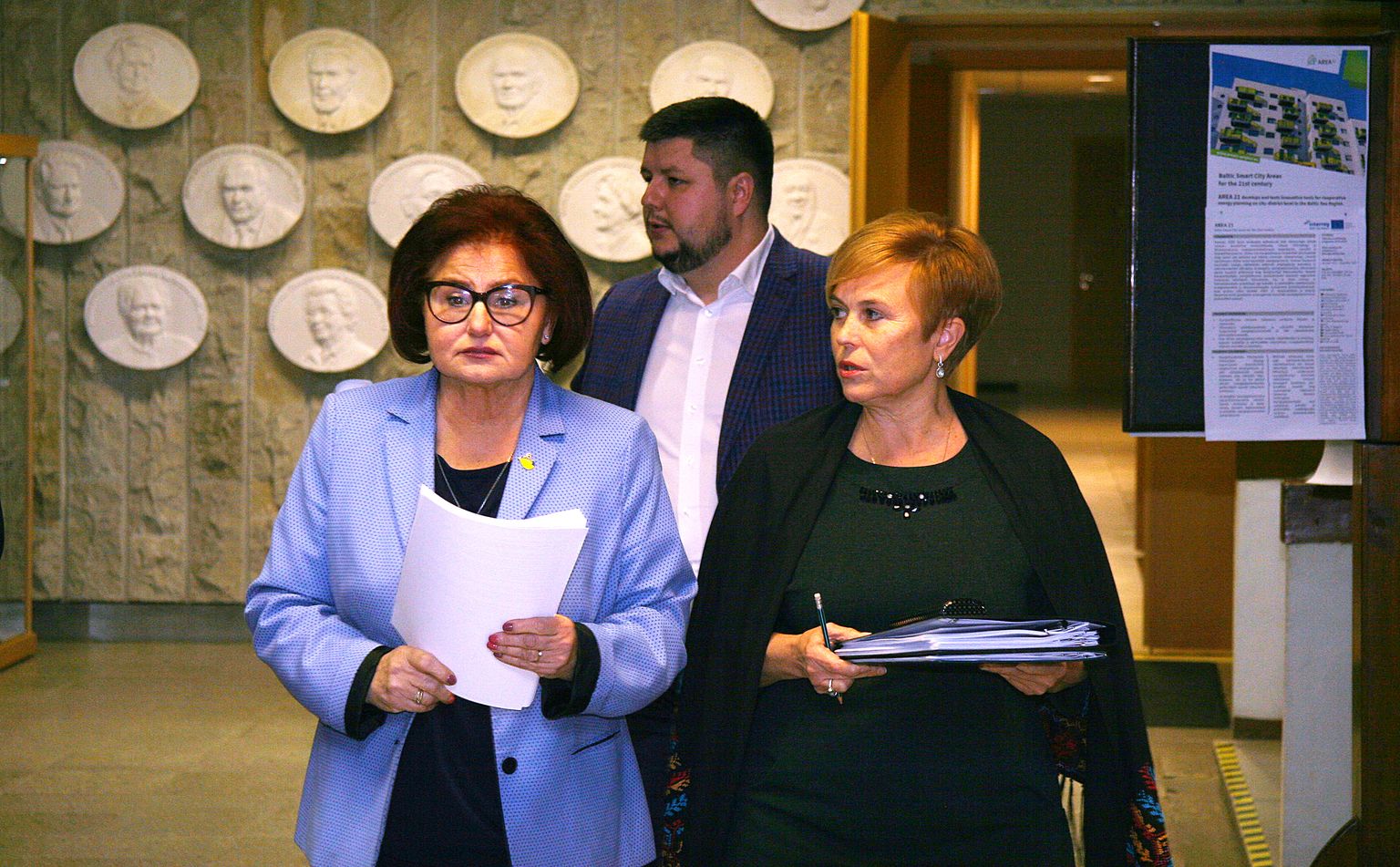 Kohtla-Järve linnapea Ljudmila Jantšenko, abilinnapea Deniss Veršinin ja volikogu esimees Riina Ivanova on Ida-Virumaa kõige paremini tasustatud omavalitsusjuhid.