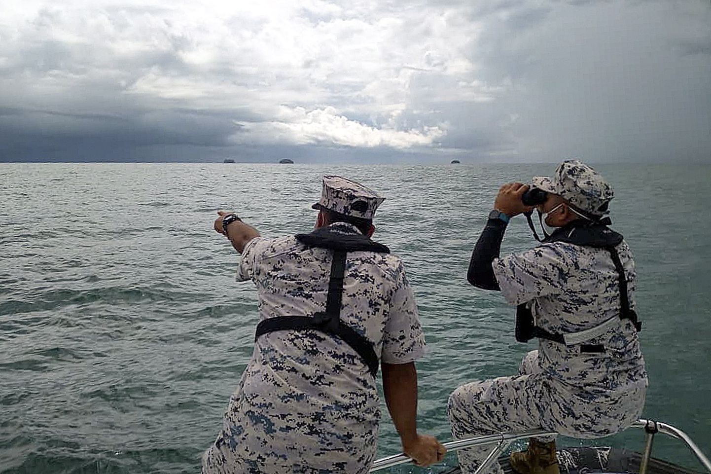 Malaisia merepäästeameti (MMEA) päästjad otsimas kadunud eurooplastest sukeldujaid. 8. aprill 2022.