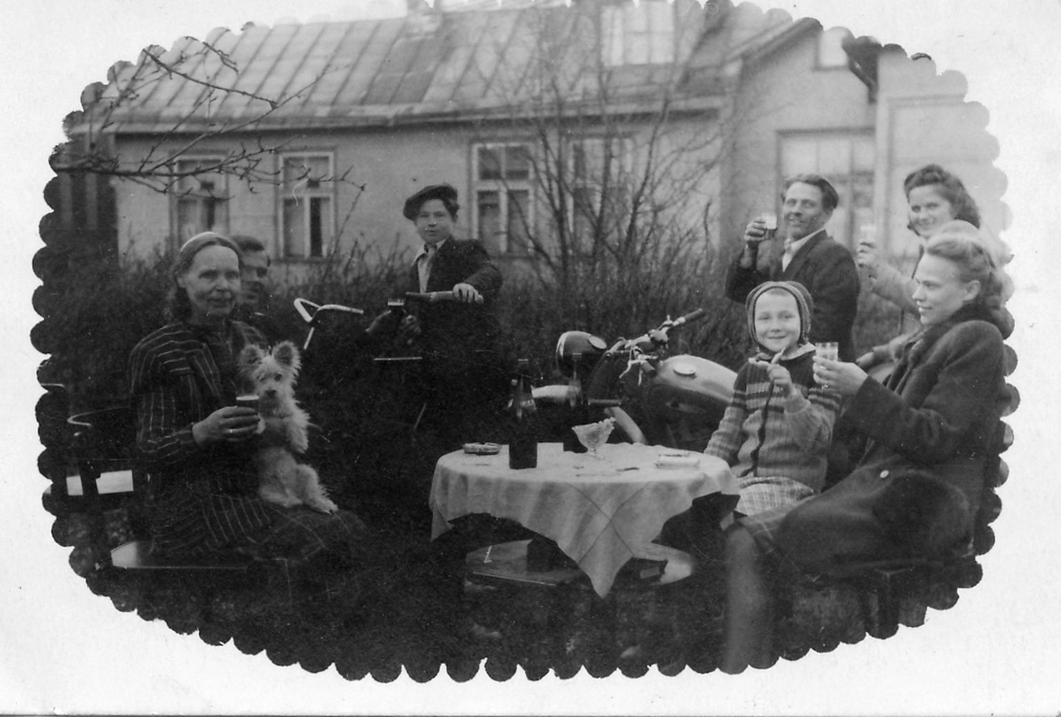 Õues pidutsejate selja taga on Jaan Tõnissoni maja. Pildi tagaküljele on kirjutatud 1949.