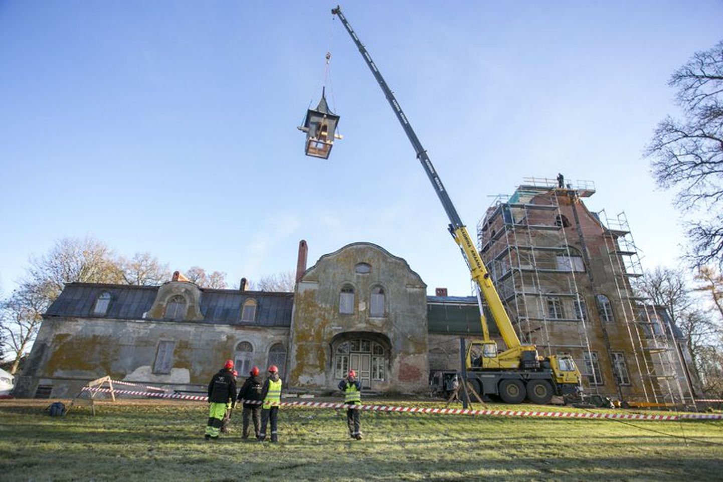 Eile tõsteti kolm kuud restaureerimisel olnud Neeruti mõisa tornikiiver omale kohale tagasi.