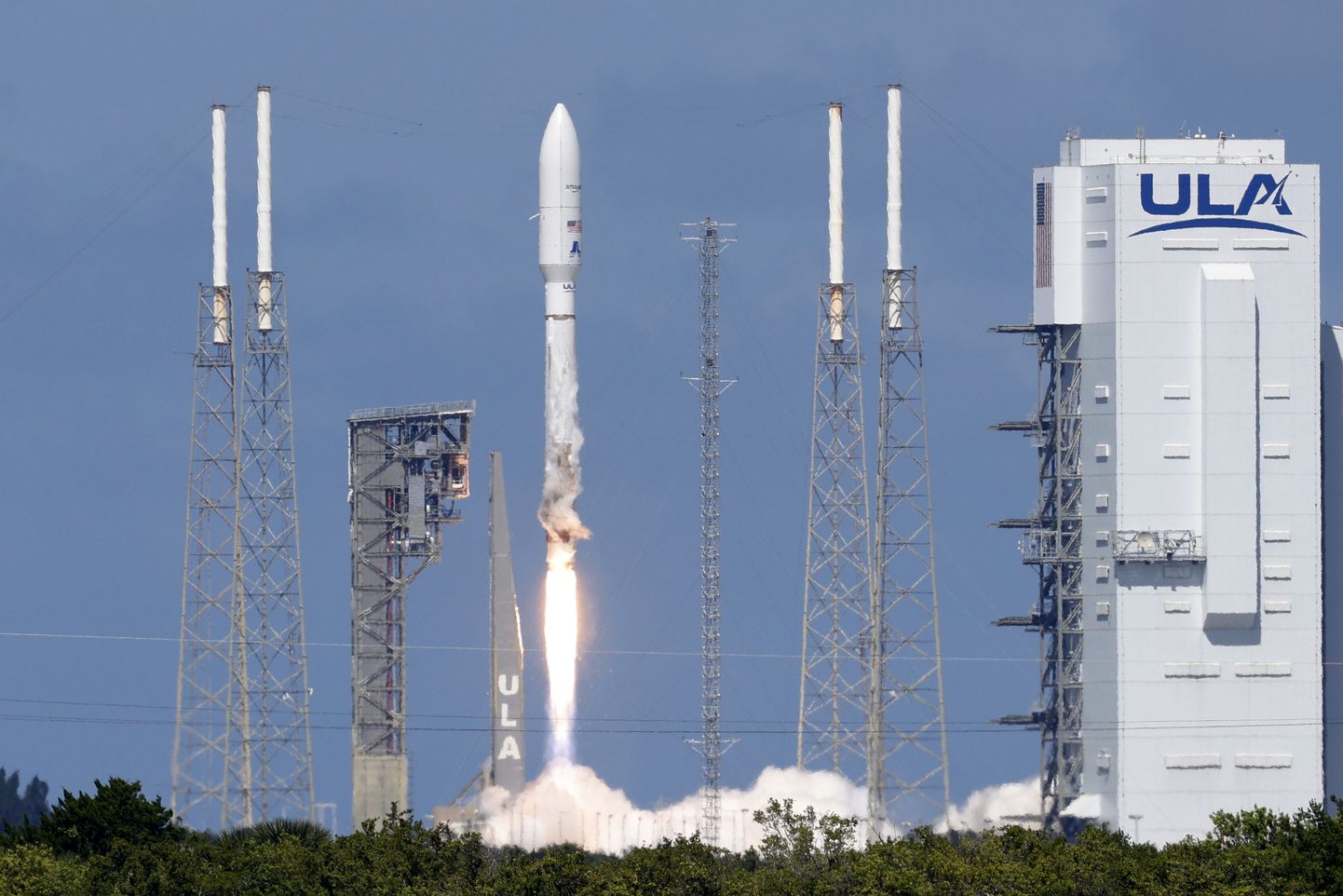 Hiiglaslik kanderakett Atlas 5 viis 6. okroobril orbiidile kaks Amazoni üleilmse kosmoseinterneti prototüüpsatelliti, et neid katsetada tulevase konstellatsiooni ehitamiseks.