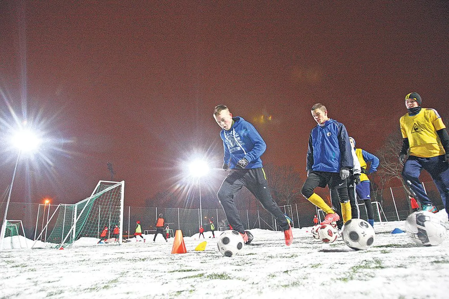 Talv ja lumi jalgpallureid ei heiduta. Tammeka 1996. ja 1997. aastal sündinud noormehed treenisid lume alla jäänud tehismuruväljakul kolmapäeva õhtul.