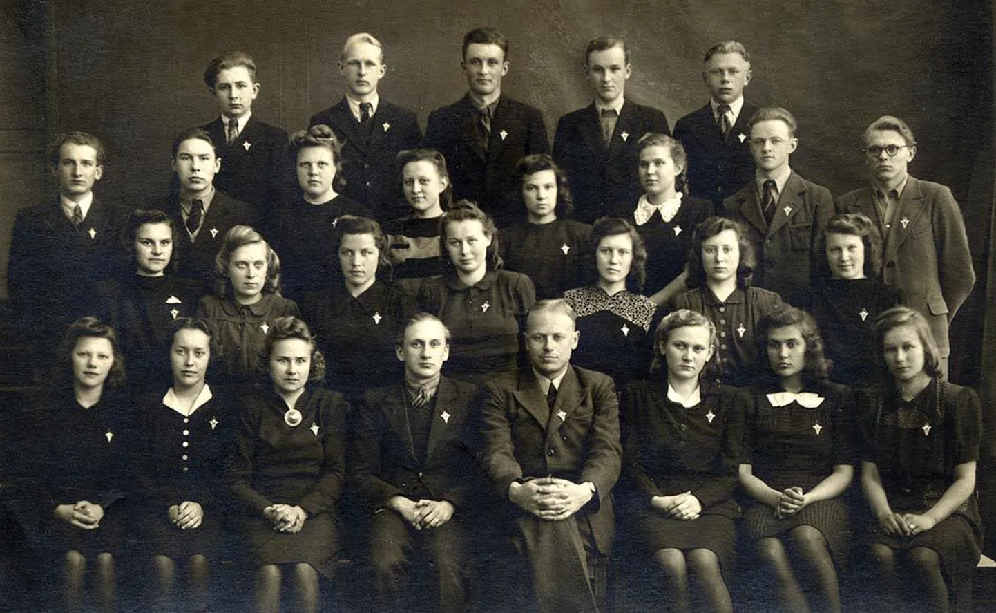 Paide gümnaasiumi 1946. aastal lõpetanud lend, kus õppis ka õpilasühenduse Uus Eesti  liikmed: kolmas rida paremalt Juhan Kaldre, Margus Soots; neljas rida paremalt Lembit Läänsoo (pääses arreteerimisest, viibis sõjaväes), Evald Tõnisson, Paul Tõnisson, Rein Kivisalu, Endel Rõõs. Klassijuhataja (esireas keskel) on Artur Lemnits.