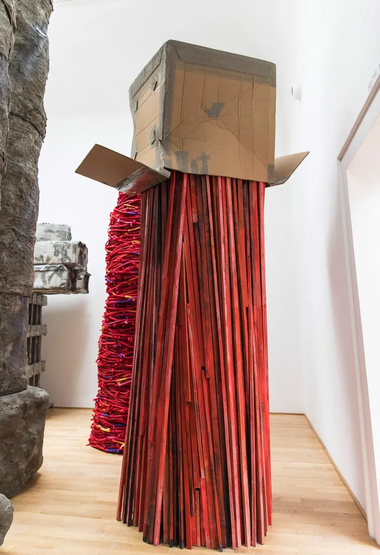 Phyllida Barlowʼ hiigelobjektid Suurbritannia paviljonis.