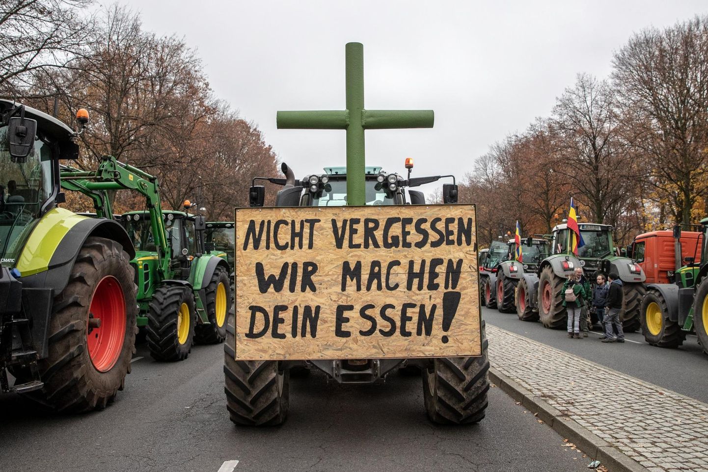 «Ärge unustage, meie toodame teie söögi,» tuletasid linlastele meelde tuhanded traktoritega Saksamaa pealinna protestima tulnud põllumehed. 