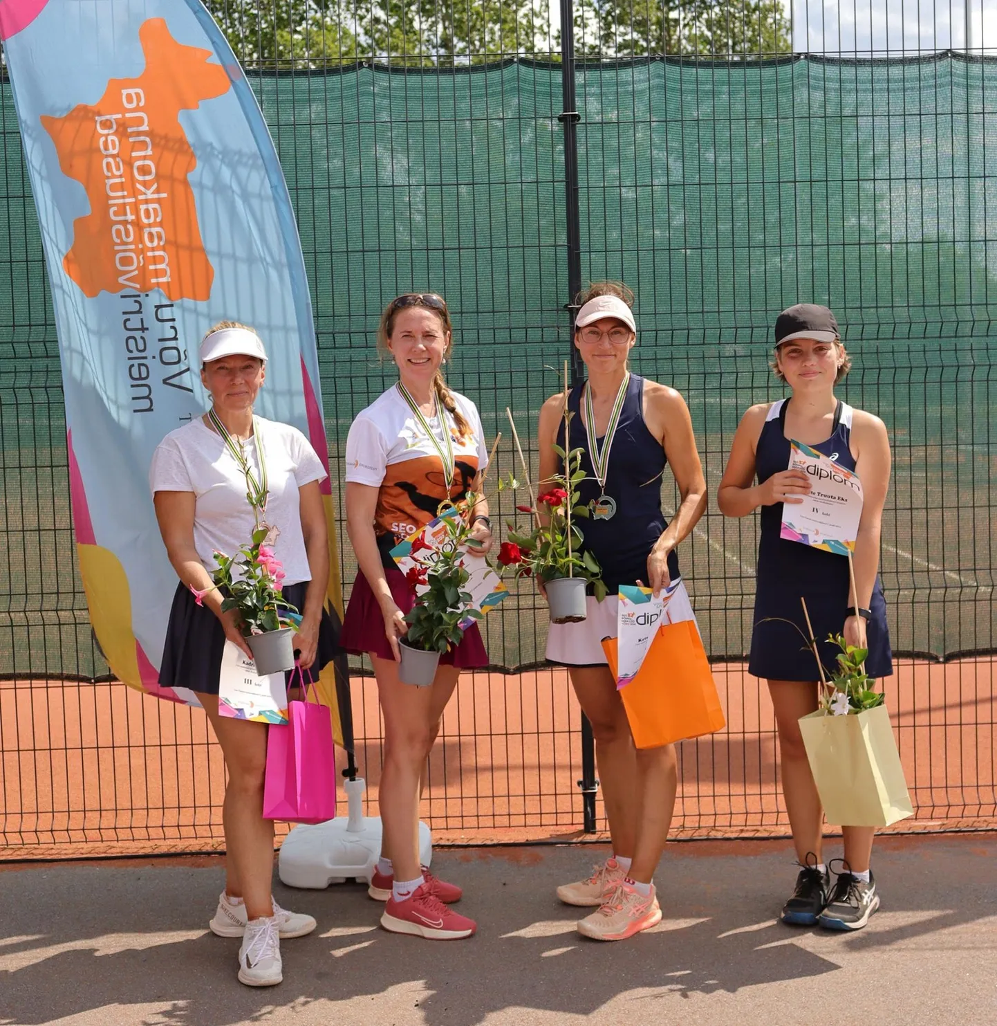 Võrumaa parimad tennisenaised: Kadri Pille (vasakult), Mari Peetsalu, Kristi Hiiesalu ja Grete Truuta Eks