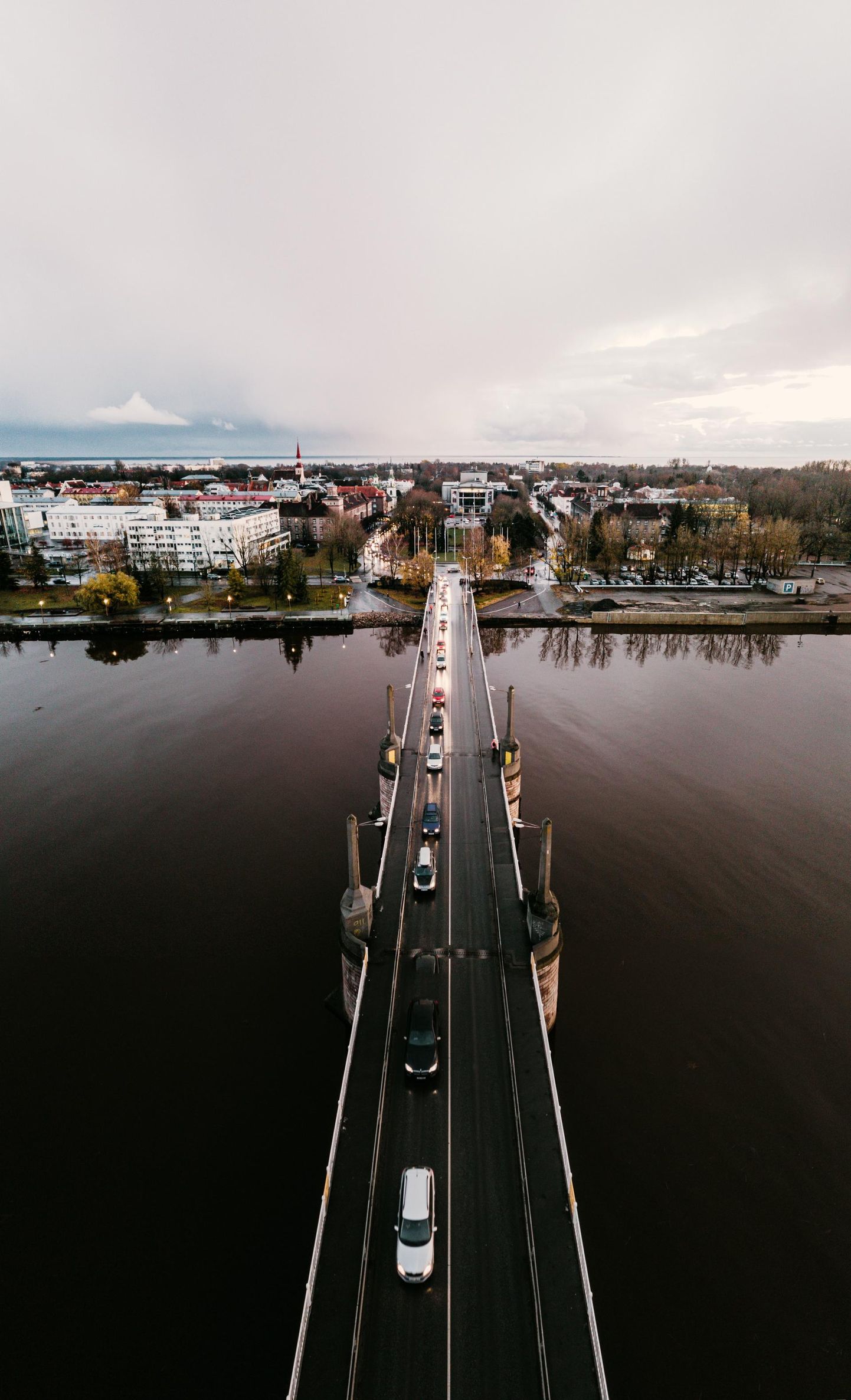 Tallinna maantee, Jannseni ja Rääma tänava ristmikul alanud ehitustööd tekitasid Pärnu kesklinna harvanähtavad ummikud.