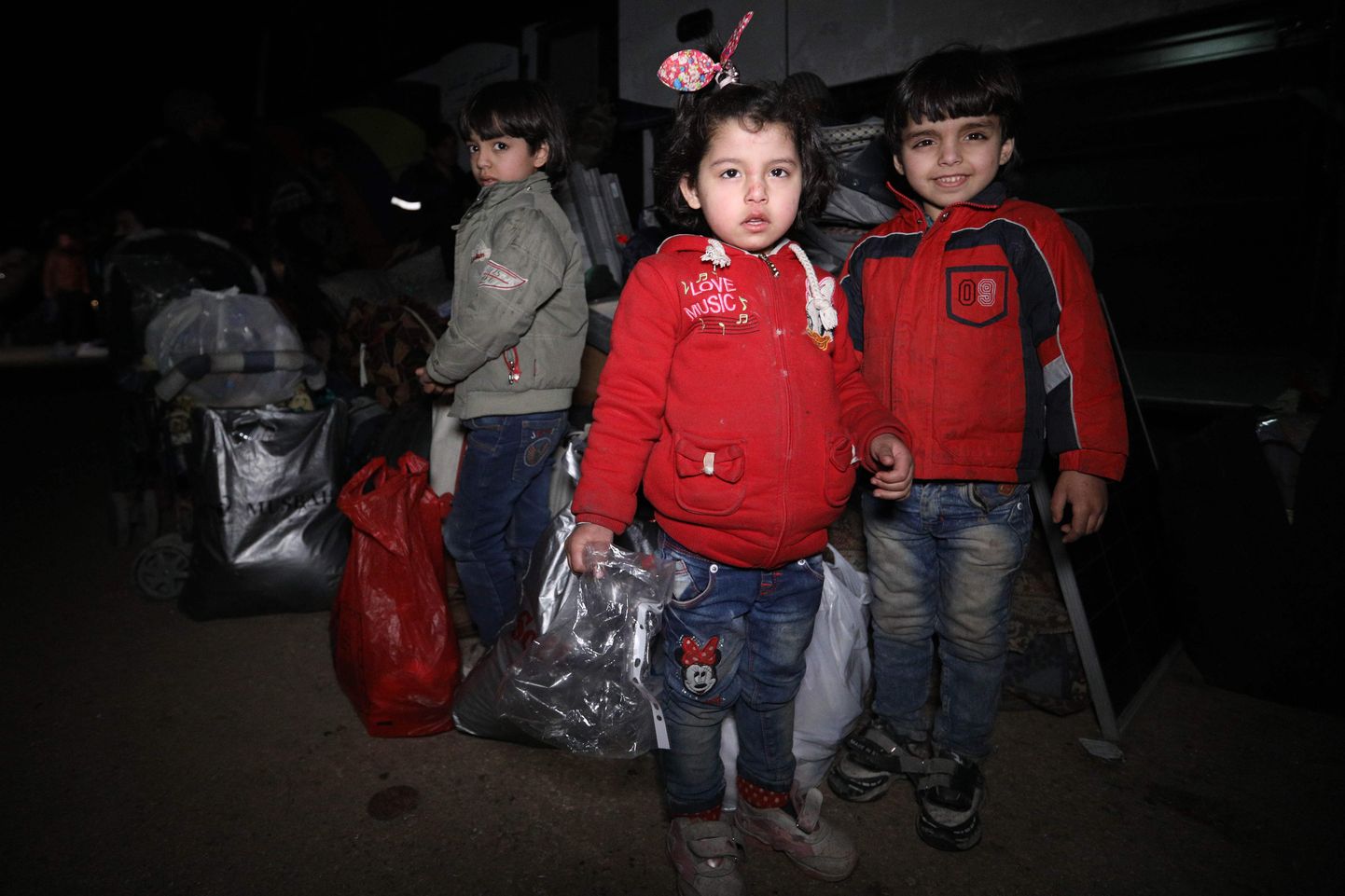 Ida-Ghoutast evakueeritud lapsed saabumas  Qalaat al-Madiqi linna.