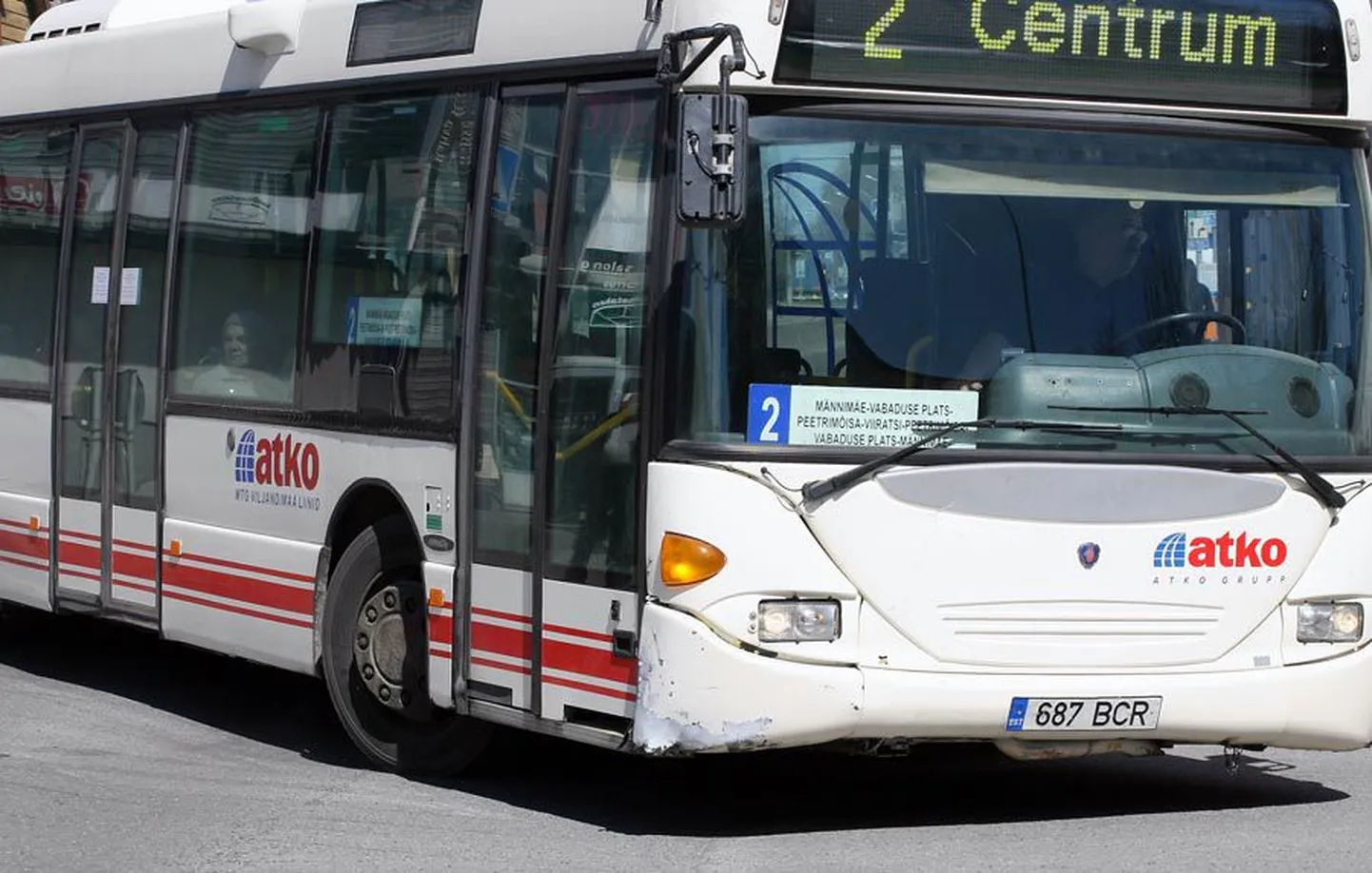 Viljandi linnaliinidel sõitvad bussid vastavad küll maavalitsuse kehtestatud tingimusele ega ole vanemad kui 15 aastat, kuid paraku kipuvad need lagunema ega püsi seetõttu alati graafikus.