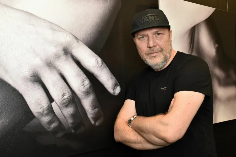 Marko Toomasti fotoseeria “Kehamaastikud” on emotsionaalselt laetud segu alasti mustvalgetest kehamaastikest ja skulptuursetest vormidest.