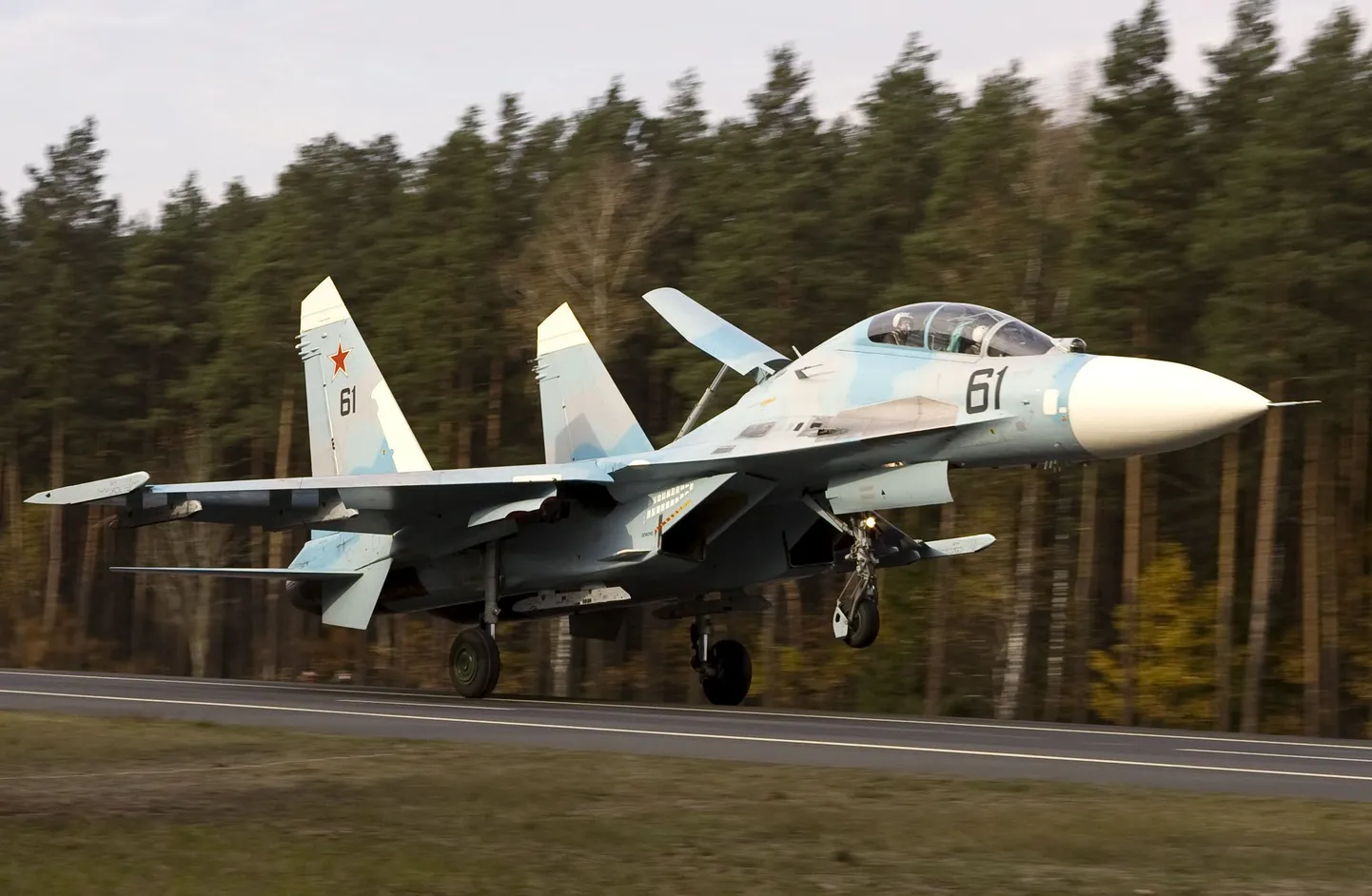 Valgevene õhujõudude hävituslennuk SU-27